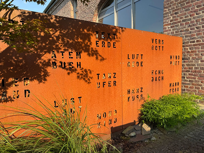 trennwand mit vier-buchstaben-worten