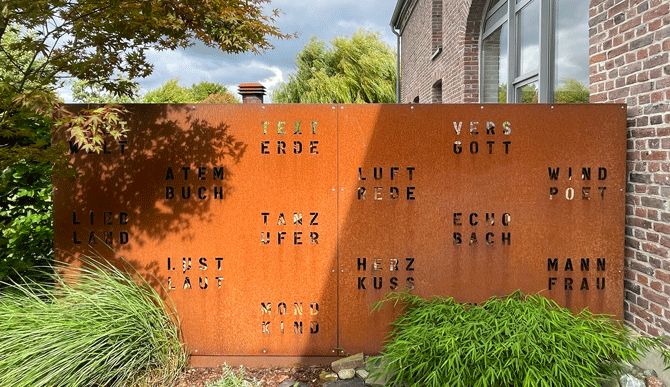 trennwand mit vier-buchstaben-worten